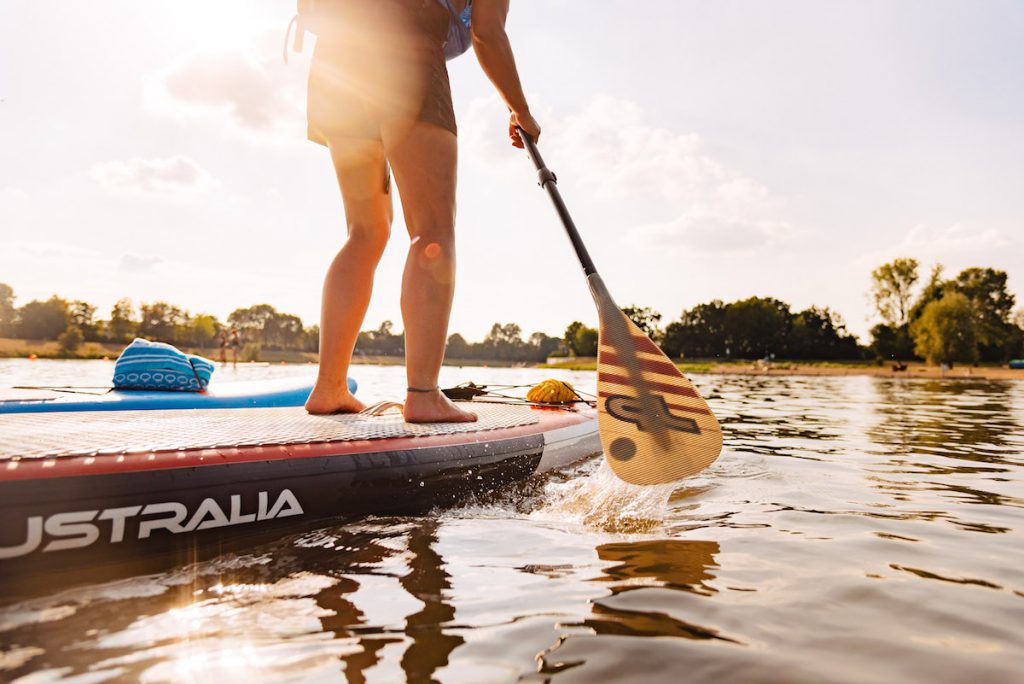 Ins Blaue SUP Werdersee Closeup Board und Paddel Ins Blaue SUP Werdersee Closeup Board und Paddel